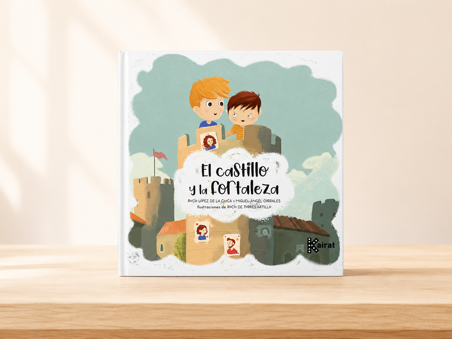 Libro El castillo y la fortaleza sobre una mesa de madera, en una imagen cálida y limpia.